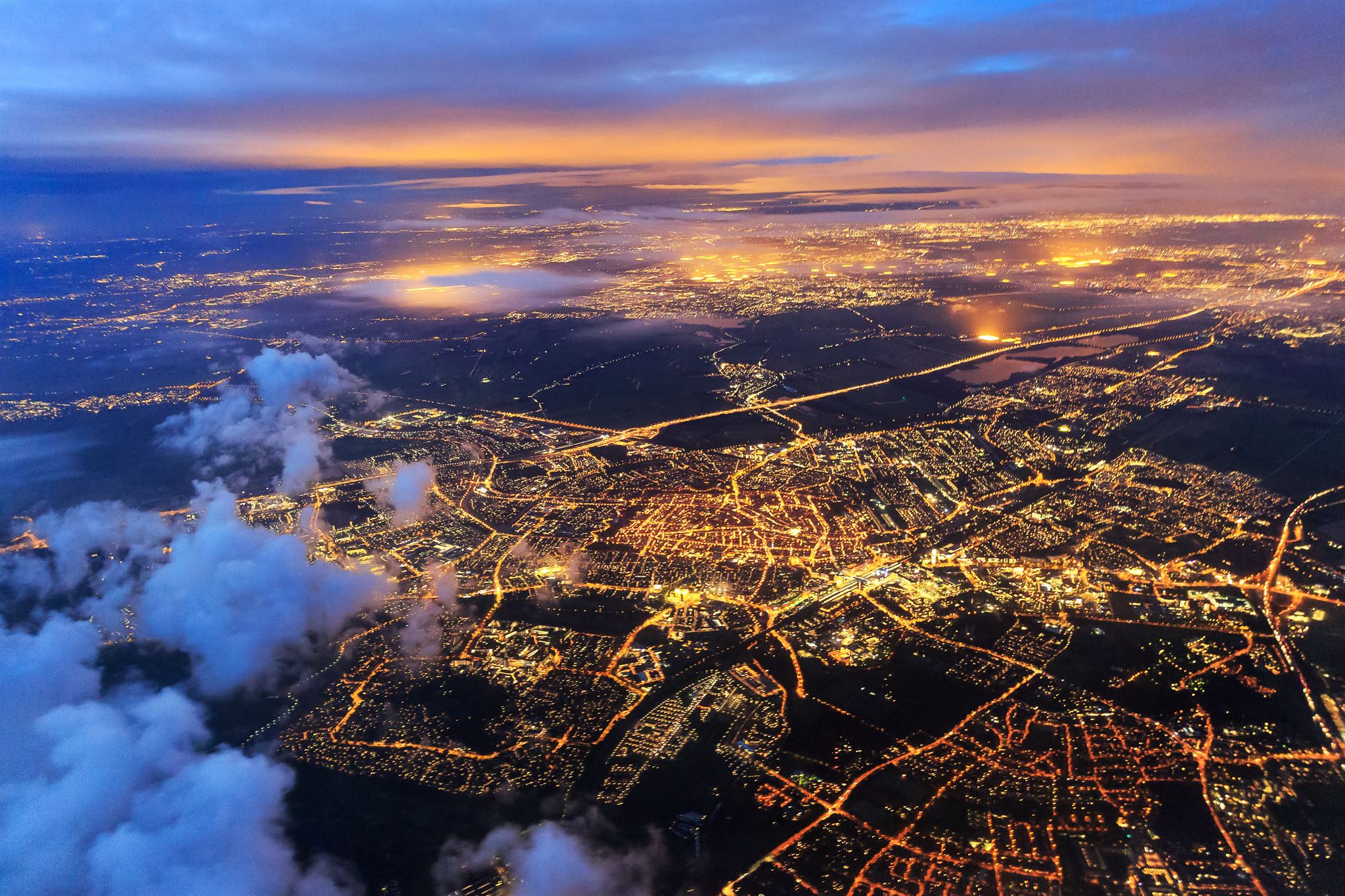 Leiden-desde-el-cielo-por-la-noche