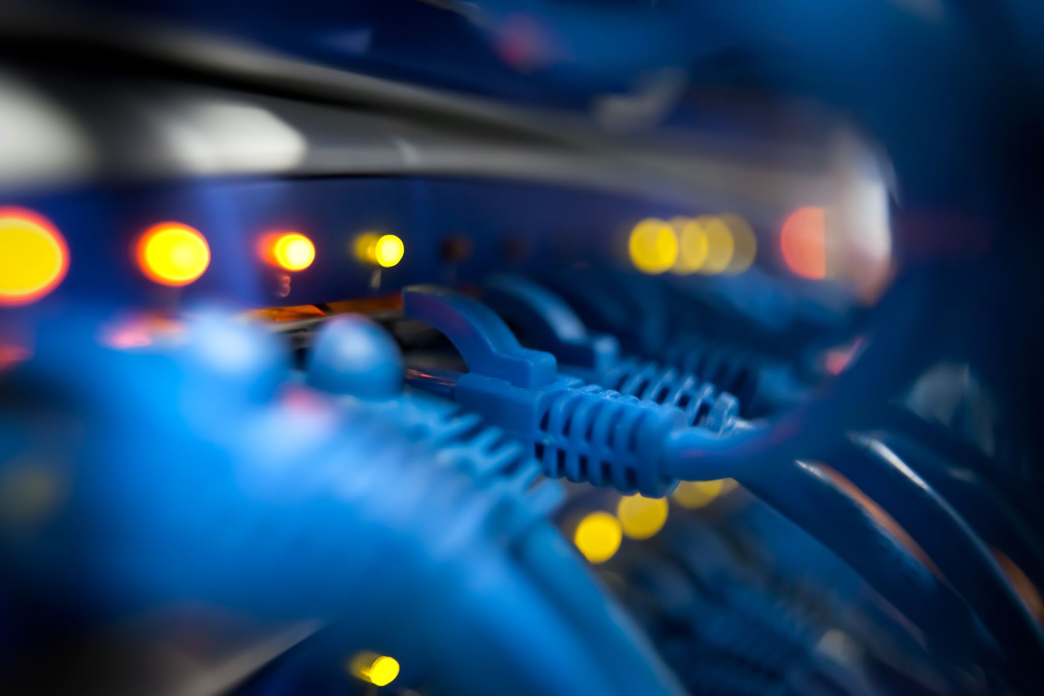 Primer-plano-de-un-panel-de-red-de-servidor-con-luces-y-cables